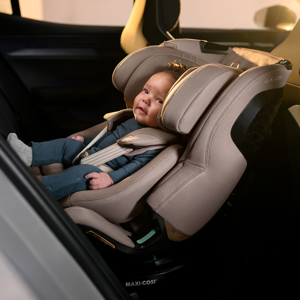 Немовля в автокріслі Maxi-Cosi Emerald 360 Pro Authentic Truffle проти напрямку руху